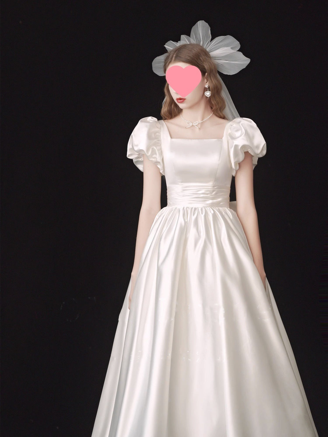 Französisches leichtes Hochzeitskleid aus Satin, Vintage-Ausflugs-Shooting, Brautkleid