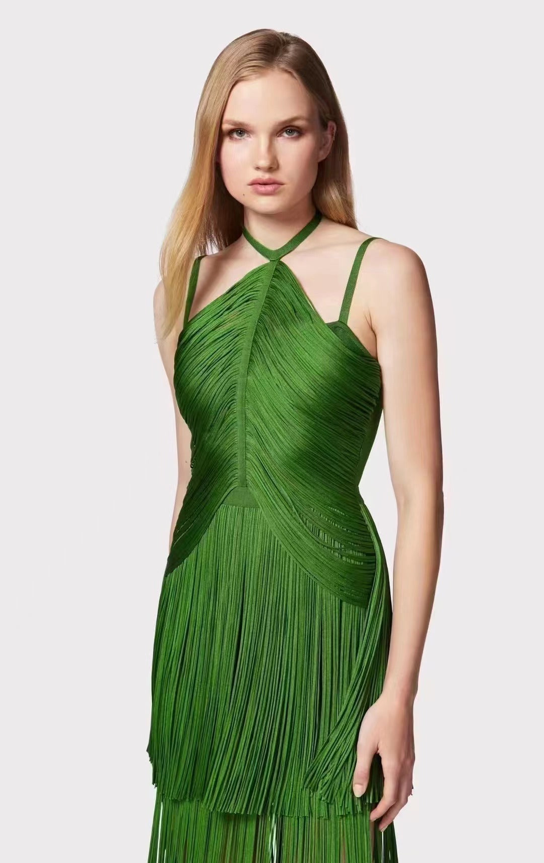 Vestido de fiesta con borlas y tirantes finos estilo halter de color verde