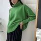 Weicher und bequemer Pullover mit hohem Polokragen und einfarbiger Farbe