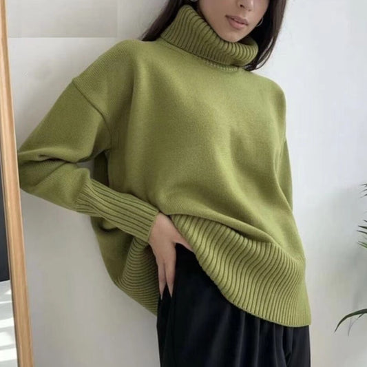 Weicher und bequemer Pullover mit hohem Polokragen und einfarbiger Farbe