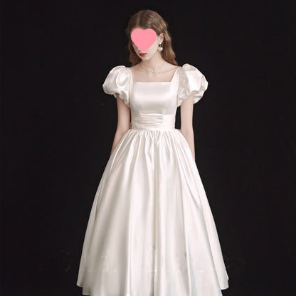 Französisches leichtes Hochzeitskleid aus Satin, Vintage-Ausflugs-Shooting, Brautkleid